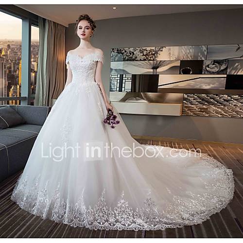 Baljurk Schouderafhangend Kapelsleep Tule Lace Over Satin Op Maat Gemaakte Trouwjurken Met Kralen Kristaldetails Kant Door Lan Ting Express huismerk kopen in de aanbieding Baljurk Schouderafhangend Kapelsleep Tule Lace Over Satin Op Maat Gemaakte Trouwjurken Met Kralen Kristaldetails Kant Door Lan Ting Express huismerk kopen in de aanbieding
